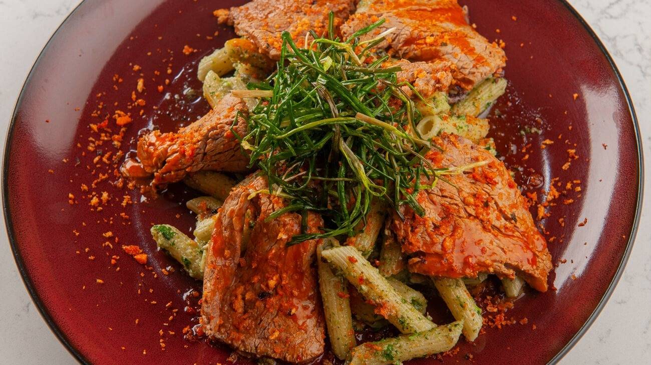 PENNE CON PESTO DE CILANTRO Y FILETE MARINADO RED HOT
