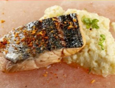 Salmón en Bloque de Sal del Himalaya